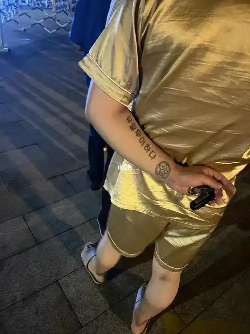 被大哥的纹身吸引