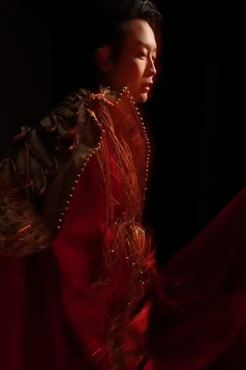 古典与时尚的碰撞 李玉刚红袍将军造型