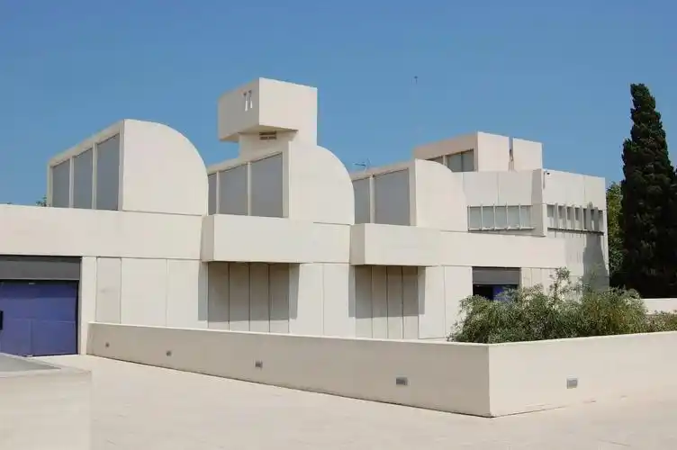 赛尔特的这一作品是现代主义经典之作,与四年后建成的格罗皮乌斯