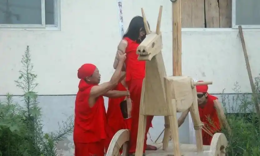 罚女生骑三角木马图片中国古代刑罚女生的木马刑具