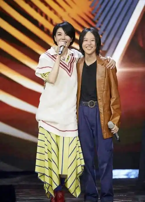 王菲无惧年龄素颜亮相!