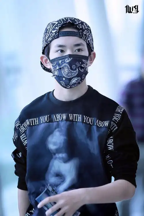 易烊千玺送你一朵小红花##易烊千玺少年榜样#2015 / 0923 / 150933