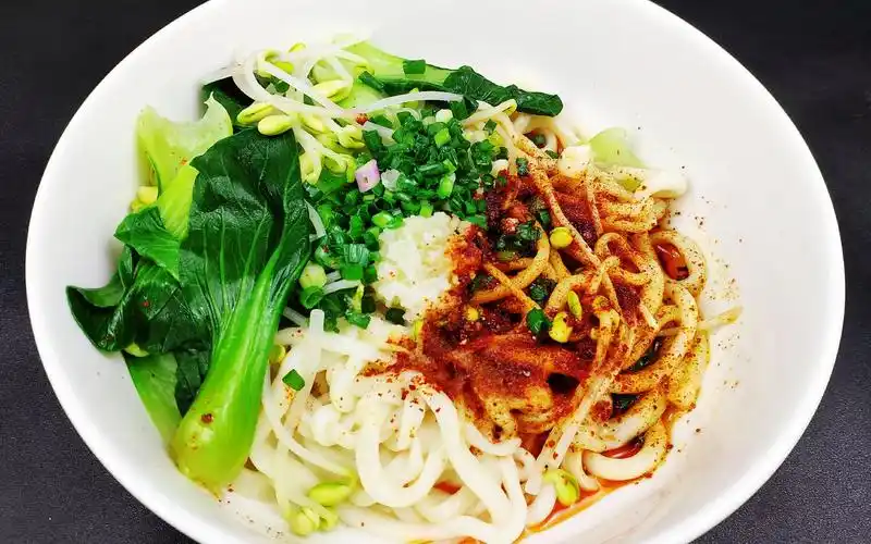 陕西小伙深圳打拼,做一碗家乡油泼棍棍面解馋,潮汕媳妇都说好吃