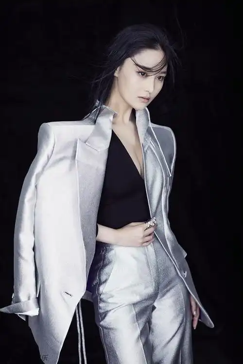 张馨予新写真实力撩妹 高贵冷艳秀酥胸攻气十足
