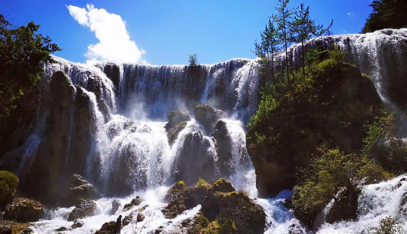九寨沟珍珠滩瀑布景观