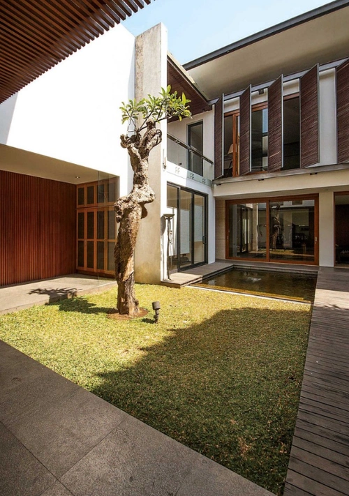 家居:共享天井庭院的兄弟联排别墅,24mx24m农村建房可参考