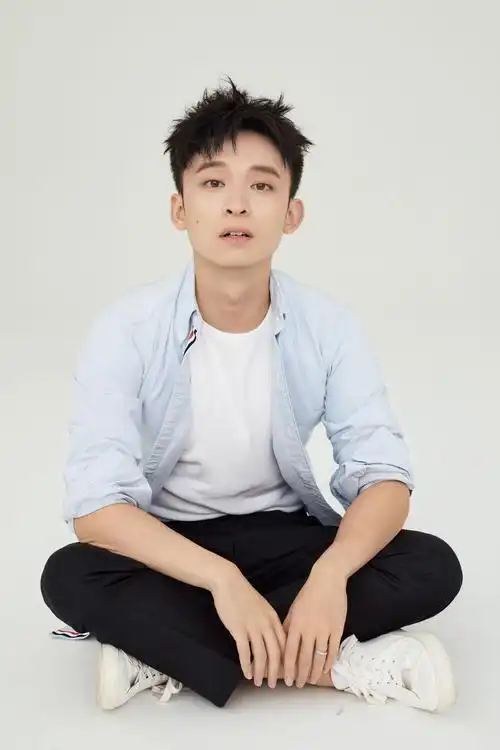 董子健董冬咚d身着蓝色衬衫笑容灿烂眼神清澈明亮