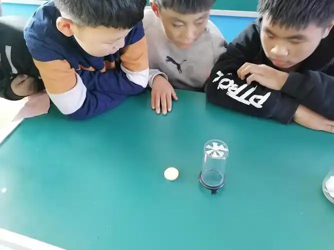 今天6年级2班学生进行了有趣的实验课(风的形成)