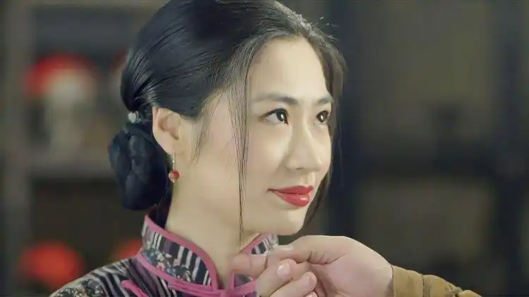 黑狐之风影:女特务为收服土匪,把自己押给大当家,下秒反应真实