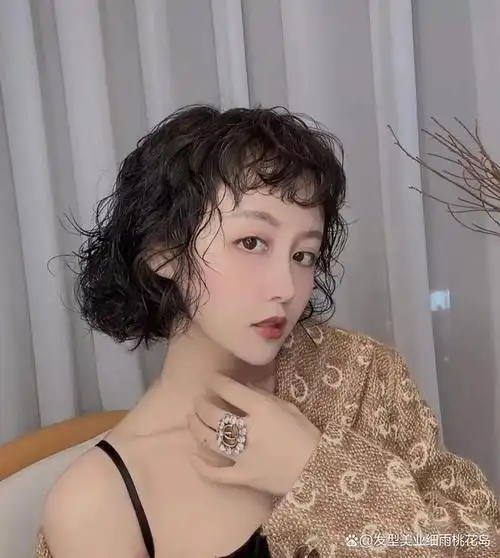 毛茸茸的羊毛卷显发量,复古有女人味,烫过的羊毛卷一定要把刘海也烫一
