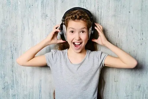 戴耳机听音乐的孩子高清图片