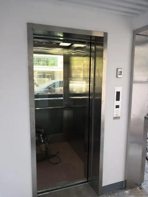 花园路街道办事处社区建设科张晴晴科长检查老旧小区加装外挂电梯工作