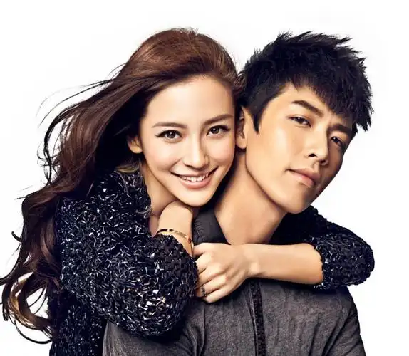 见岳明被"放了风筝",登时傻在那里,本来举着尖木桩是要刺向那陈ㄈ说