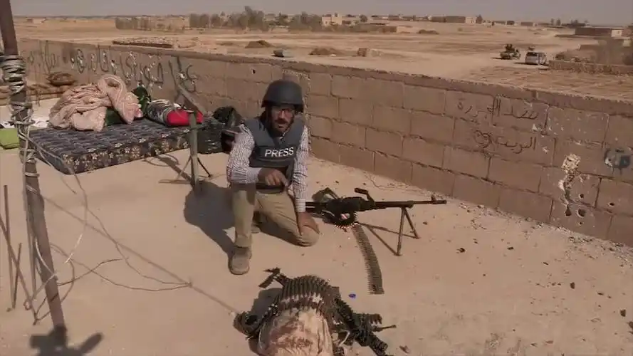 实拍叙利亚战场,看来这哥们太累了,枪都拿不稳了!