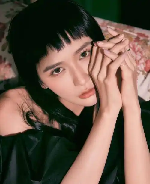 蔡卓宜口罩写字鼓励粉丝,全素颜双眼皮褶明显,狗啃刘海撞脸宁嫔