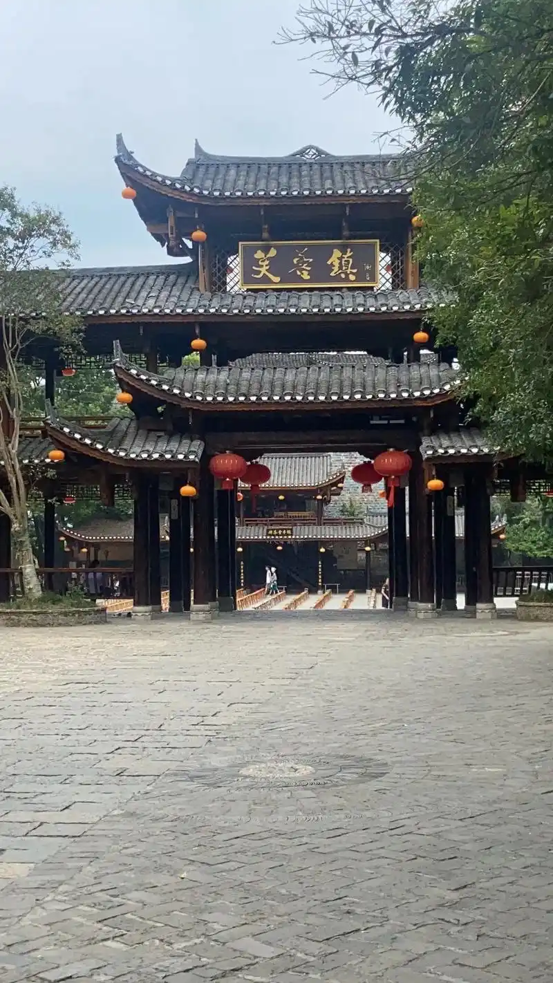 芙蓉镇.景点没什么特别,瀑布水源有点不足,不够大,当然什么壮 - 抖音