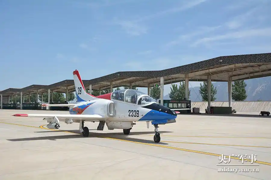 炮声隆隆!看飞行员小哥哥锤炼对地攻击硬功