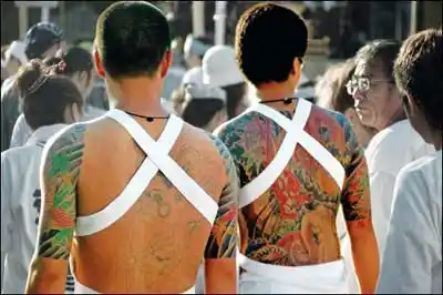 日本最大的黑社会组织"山口组"的成员不论男女都要文身.