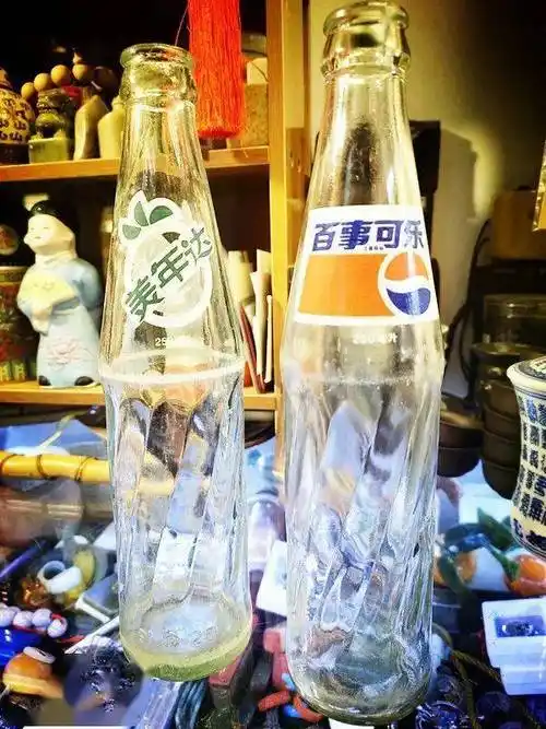 这两个玻璃瓶,则是上世纪70年代末百事可乐进军中国后的第一批饮料瓶.