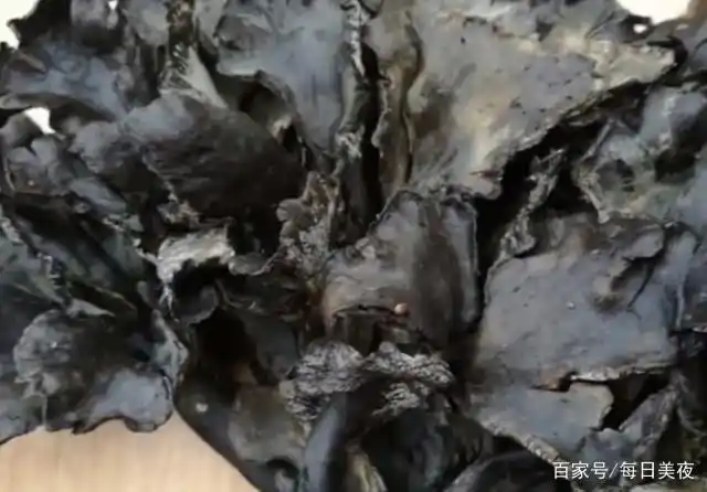 像炭火一样黑的野生菌,丽江农村有很多,吃起来的味道就像肉一样