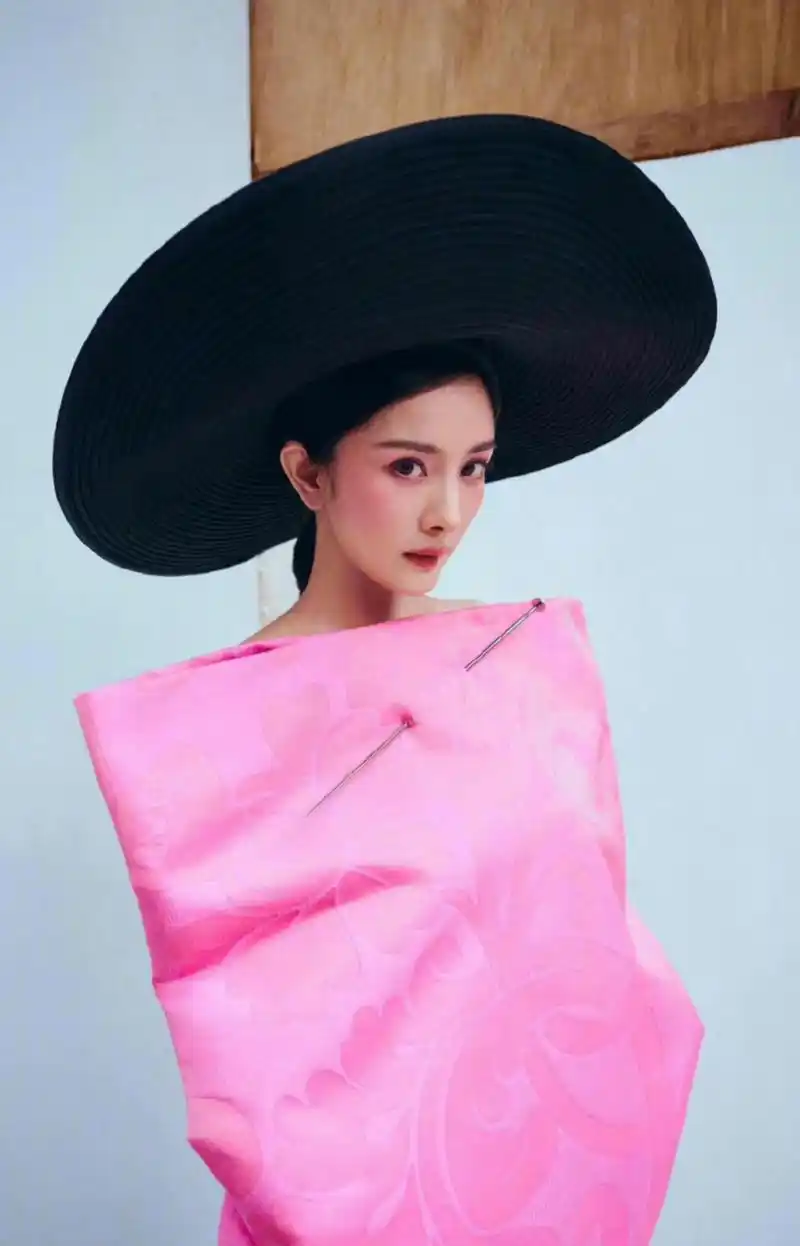 杨幂穿粉# 杨幂身穿粉色礼服裙,感觉整个人都粉粉嫩嫩,关键是两檀大