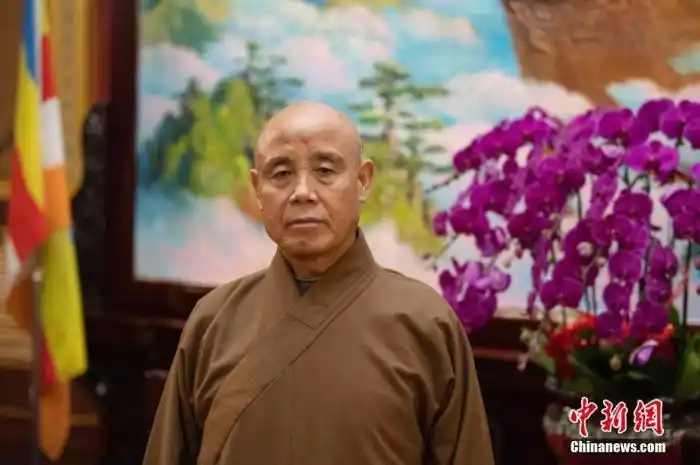 近日,中国佛教协会新当选会长演觉在佛协所在地北京市广济寺接受中新