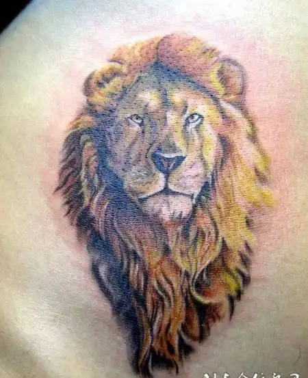 胸前的狮子头纹身图案