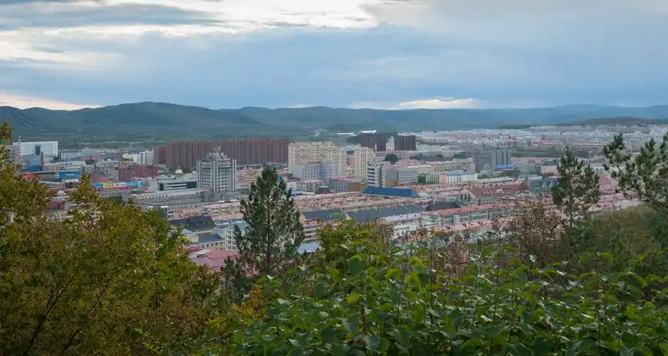 加格达奇的北山公园景色不错,登高望远可俯瞰加格达奇市区,山上有铁道