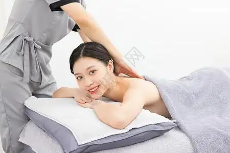 养生店美容院女性按摩技师背部按摩服务背景