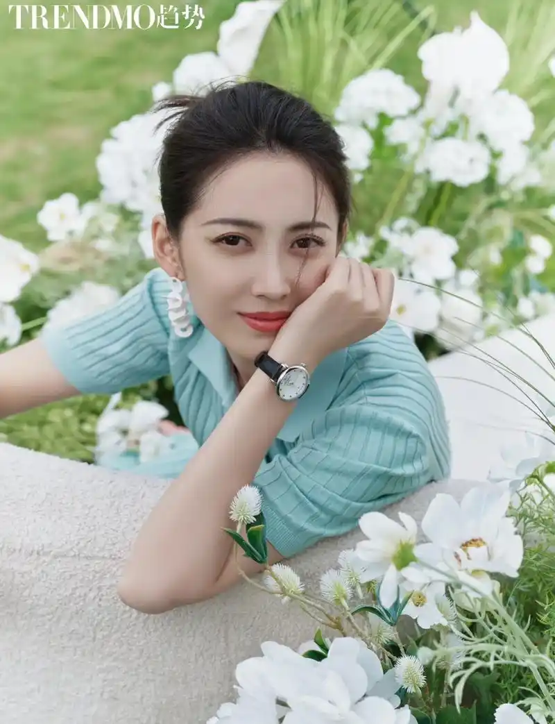 时髦星腕|陈钰琪邂逅春日的时光韵律90.