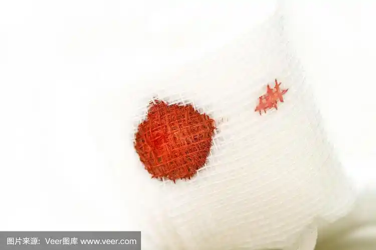 白色带血的纱布绷带