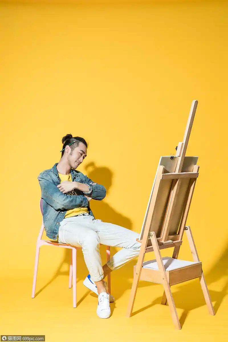 画画的青年男性