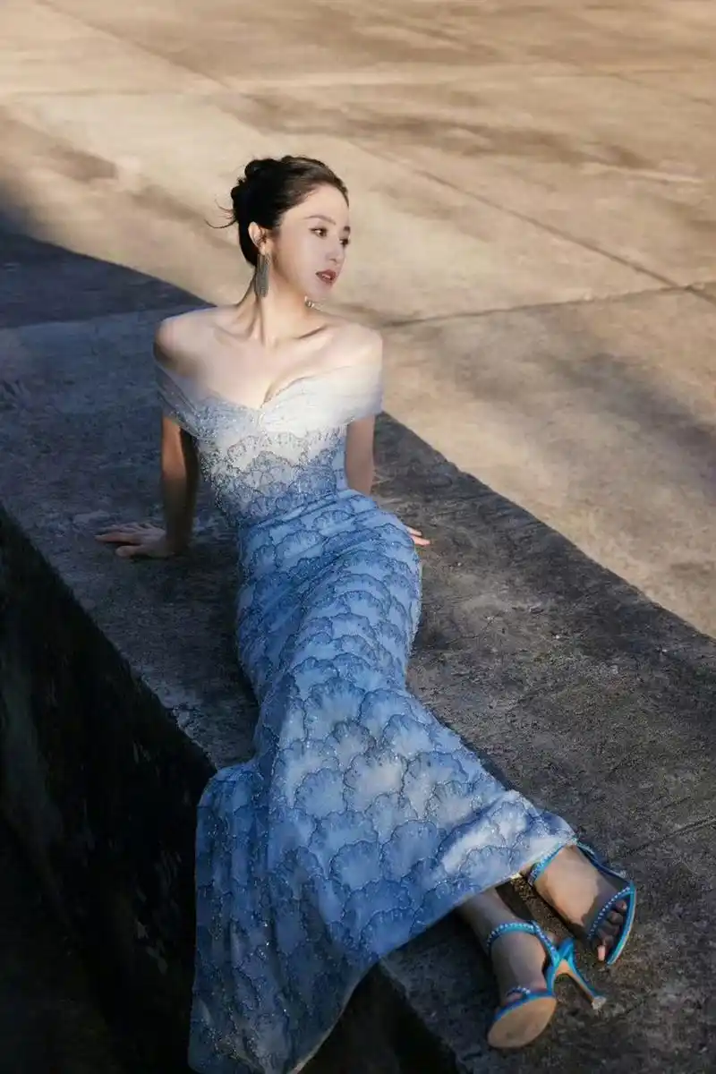 老徐娘董璇风采依旧,身材没有半点的塌陷看上去更加饱满有弹性了,风韵