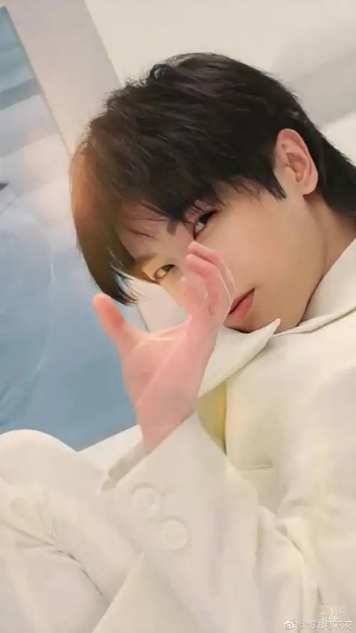 华晨宇"花"式比心又出新品 最美好的寓意一起送给火星人