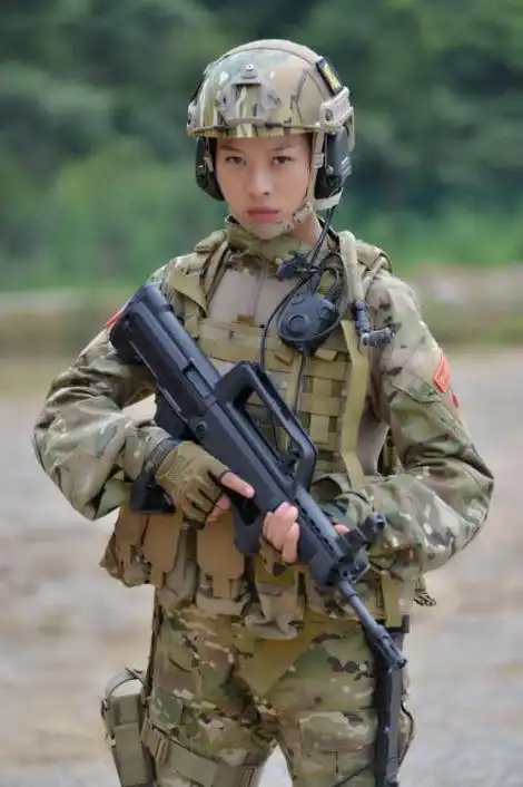 童苡萱特种兵之火凤凰爆破手紧急关头立战功