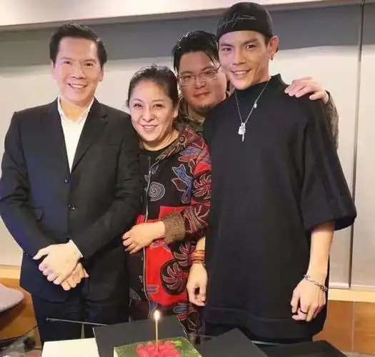 向佐继承父业进入娱乐圈,还抱得美人归,哥哥向佑出狱现无人问津|向华