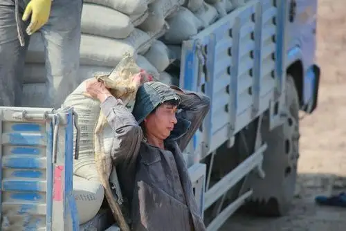 农民工干的活,你咬咬牙也能干?看看上班族们,是怎么服气的吧