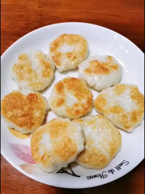 煎几块墨鱼饼配茶食