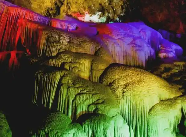 大家好,我是小丫,今天给大家介绍的,栾川鸡冠洞风景区位于栾川县城南7