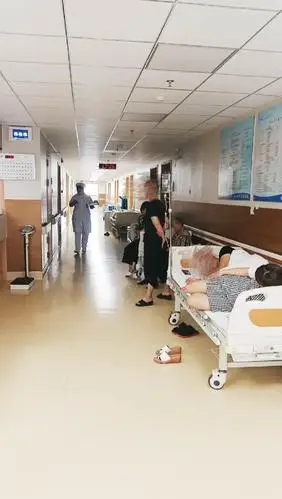 忙碌的病区走廊.感谢患者的信任与理解!