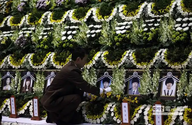 正值青春年华的罹难学生照片在灵堂上令人不胜唏嘘.(路透社)