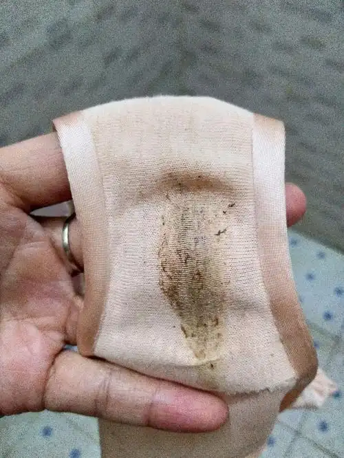 现在都10月22号月经还没来试纸测了是白板内裤出现脏东西是怎么回事呀