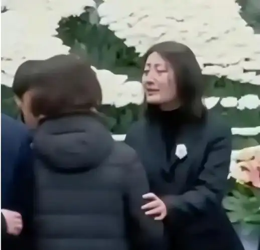 前北京首富李晓华现身宗庆后追思会,钟睒睒送花圈,宗馥莉痛哭!