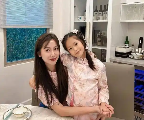 孙悦妻子陈露不靠老公在国外生活,喜欢打高尔夫,35岁似少女_女儿_网友