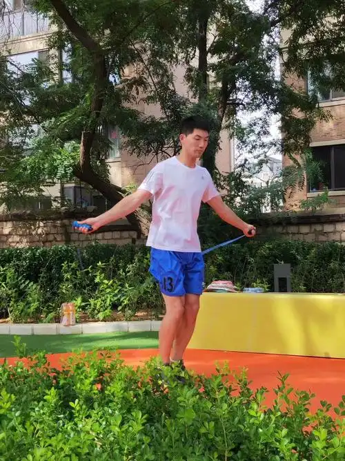 男子单人跳绳第一名,参赛选手:于广韬