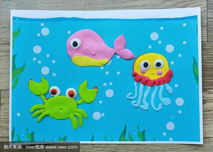 用粘土或橡皮泥在纸上画的海洋动物