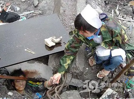 汶川地震中,这张照片被称为"汶川大地震中最感人的十大镜头",照片中的