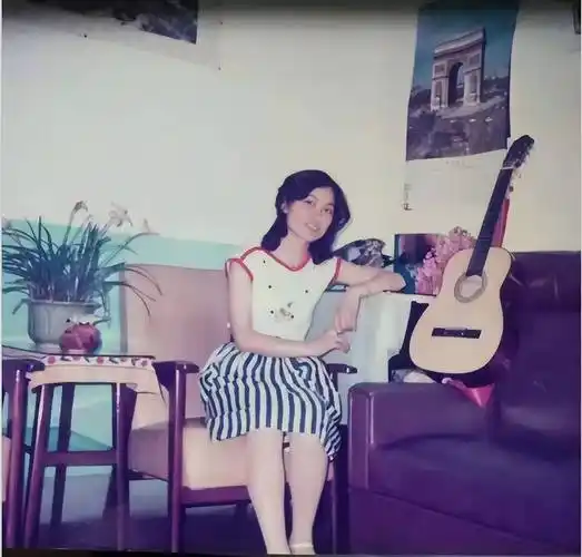 九十年代的文艺青年,说不定,她还写过诗呢.