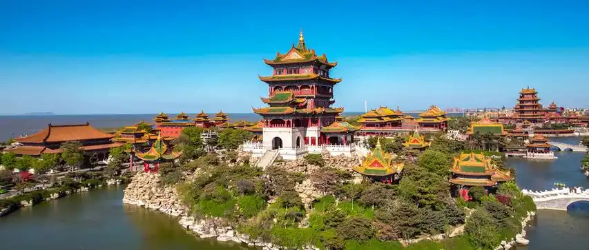 位于山东省烟台市蓬莱区,是神话传说中八仙过海的地方,著名景点八仙坊