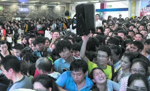 新南门车站候车大厅拥挤的旅客 摄影记者 卢祥龙